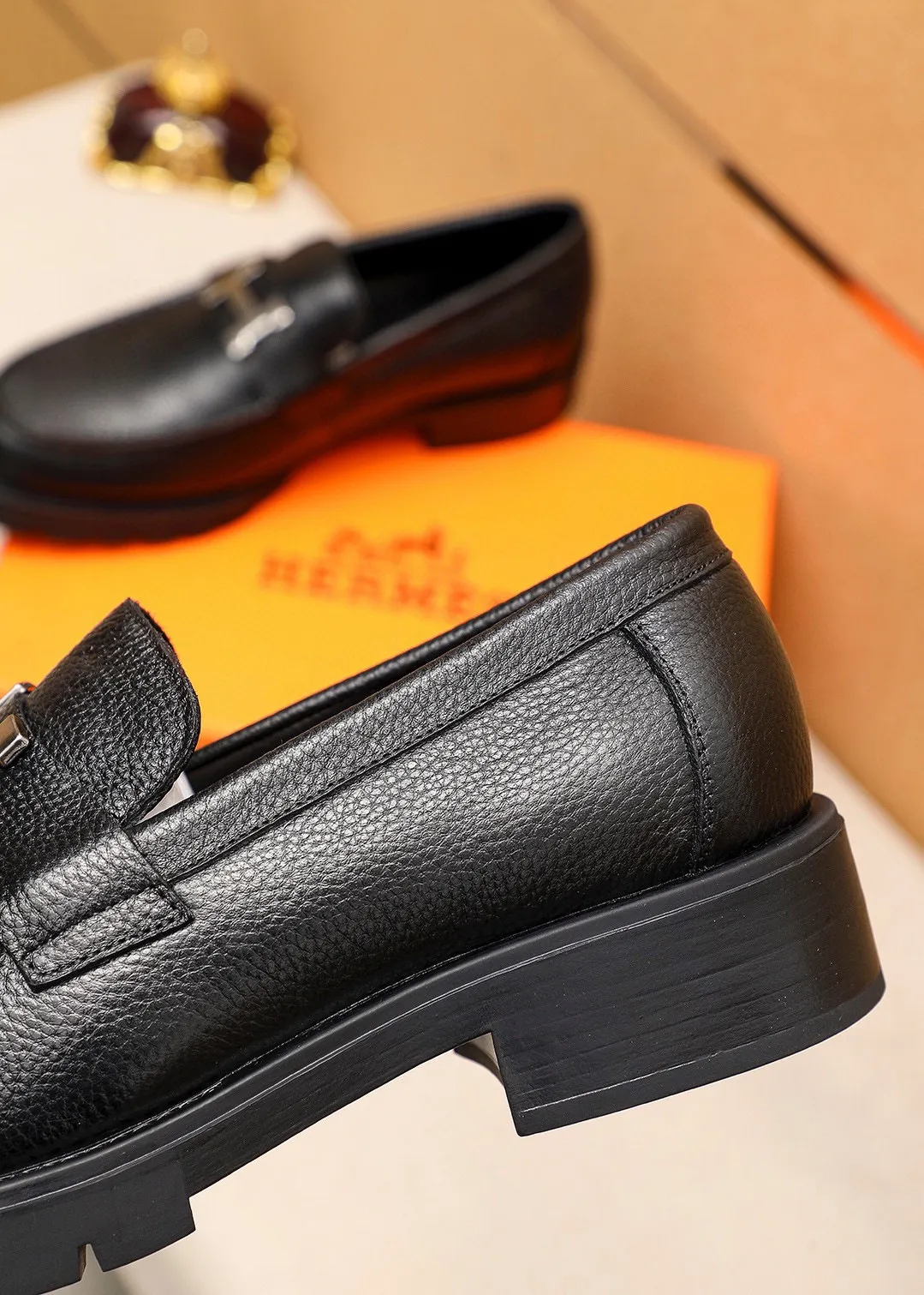 Men's shoes 💰460 💐 Product trademark: HERMES "Hermès" casual leather shoes Regular size: 39-44 (38.45🉑️customized) Product materials: Selected imported first-layer pebbled cowhide leather upper + classic hardware buckle, imported water-dyed 🐂 cowhide lining. Strong three-dimensional visual effect, non-slip and wear-resistant rubber outsole Color: 2⃣️colors available